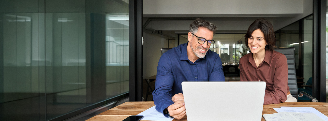 Dos colegas revisan información en una laptop